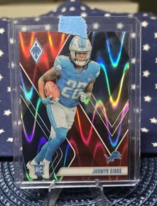 2023 Panini Phoenix - Rookies Jahmyr Gibbs #105 Red Seismic /199 (RC) - Picture 1 of 2