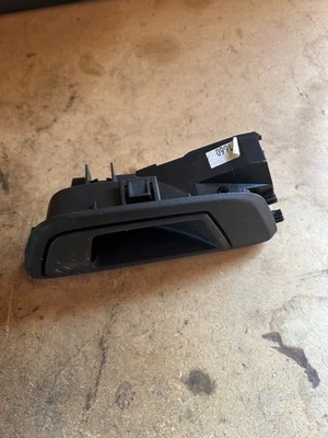 Ford Fiesta 2011 manija de puerta interior del conductor trasero izquierdo AE83A22601 C (stock #209) Foto 1 de 4