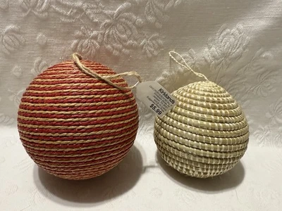 Kirkland’s-Tan/Rojo 5” Bola de cuerda de arpillera + 4” Adornos de bola de cuerda bronceada  Foto 1 de 4