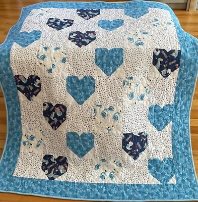 Edredón bebé diseño corazón. Edredón azul y blanco. Edredón de dinosaurios 38x49. Edredón niño. Foto 1 de 4