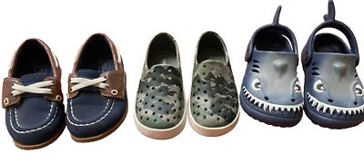Lote de 3 pares de zapatos para niños pequeños talla US 7 Old Navy + más excelentes usados Foto 1 de 4