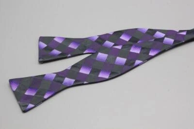 Pajarita de seda ajustable J FERRAR. Geométrico púrpura. Foto 1 de 3