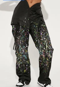 Fashion Nova Large schwarz Multi Splatter Print V-Front Nylon Jogginghose Cargohose - Bild 1 von 5