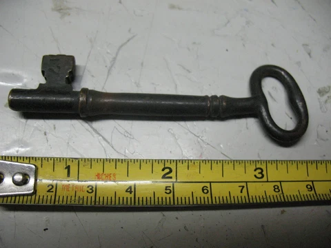 ANTIQUE  SKELETON  KEY  BRASS / BRONZE   3 & 1/4'' NUMBER    17 Cover