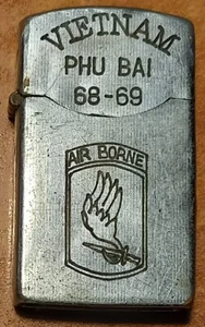 RARE Vietnam LIGHTER 1968–69 PHU BAI AIRBORNE MILITARY WORD WAR MOTTO GENUINE - Foto 1 di 5