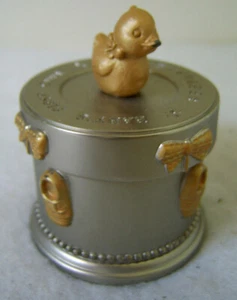 BABYS FIRST CURL Andenkenbox / Zinn Runde Schmuckschatulle von Russ Berrie - Bild 1 von 9