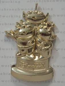 Hong Kong Disneyland GOLDEN LITTLE GREEN MEN ALIEN STATUE PIN Toy Story Disney - Picture 1 of 7
