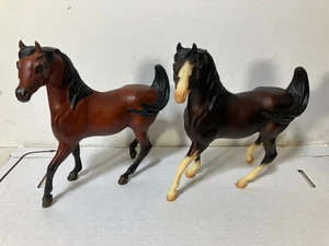 Konvolut 2 Breyer Pferde Araber Hengst - Bild 1 von 14