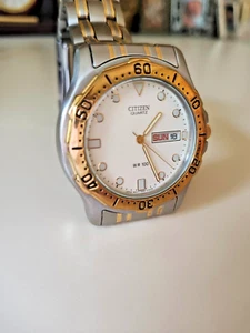 Reloj Citizen WR100 día/fecha cuarzo hermoso COMO NUEVO - Imagen 1 de 5