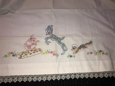 Sábana cuna plana bordada BAMBIE & THUMPER 45 1/2" x 51" blanca  Foto 1 de 4