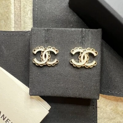 Auténticos Pendientes Chanel 2024 CC Logotipos Esmalte Blanco y Borde Negro Tono Dorado Foto 1 de 4