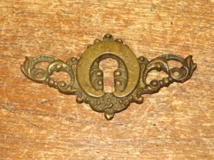 Cubierta de cerradura antigua victoriana ornamentada de hierro fundido, 2 5/8 pulgadas de ancho - Imagen 1 de 3