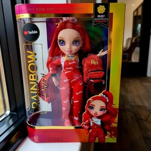 🌟Rainbow High Fashion Doll🌟 Junior High Red Ruby Anderson Rucksack Atemberaubend! - Bild 1 von 6