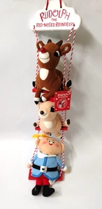Hängendes Rudolph Rentier mit roter Nase Hermey Clarice Plüschtiere auf Holzschaukel NEU - Bild 1 von 6