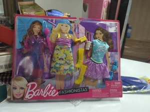 Barbie Fashionistas 2011 Vestido de Fiesta de Verano 3 Conjunto Moda Paquete Impermeable - Imagen 1 de 2
