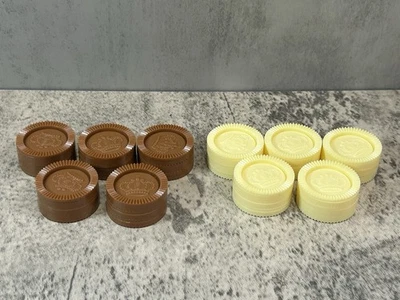 Chips de backgammon de plástico 18 marrón y 18 crema 1-1/8 pulgadas de diámetro Corona en la parte superior Foto 1 de 3