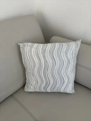 Nueva almohada icónica ondulada de mezcla de lino para el hogar Missoni (16 x 16) azul claro/blanco $198 Foto 1 de 4