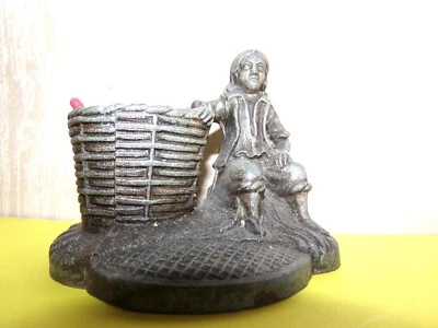 Pyrogene ancien en regule le vendangeur repos avec sa hotte - Photo 1/4