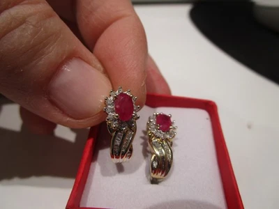 PENDIENTES HUGGIES ORO AMARILLO 10K CON PIEDRA RUBÍ RODEADOS DE DIAMANTES; MUY CHIC Foto 1 de 4