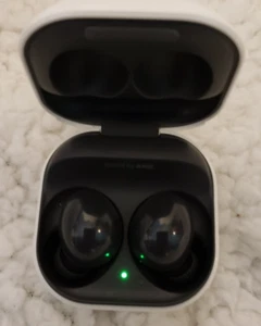 Samsung Galaxy Buds 2 with Charging Case - Bluetooth, Compact, White - Photo 1 sur 3