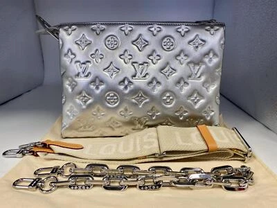 Auténtico bolso de hombro Louis Vuitton plateado Coussin PM Foto 1 de 4