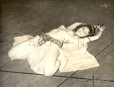 Винтажный студийный портрет полуобнаженной 50-х большой (10 x 8) с тиснением RP — танцовщица живота - Изображение 1 из 3