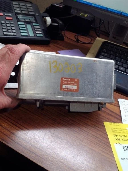 Chassi ECM ABS sob assento traseiro esquerdo compatível com 93-95 AUDI 90 242288 - Imagem 1 de 4