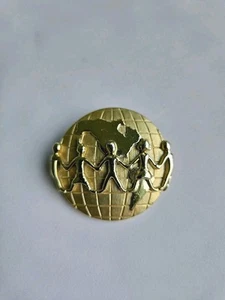 Vtg. AJC Goldtone Children of the Globe Pin with Kids Holding Hands Signed JL - Picture 1 of 3