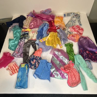 Lote De Ropa Barbie Usada Varios Colores Vestidos, Abrigos, Astronauta, Kens Trunks Foto 1 de 4