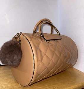 Kunstleder Barrel Crossbody/Handtasche Bommel Akzent Brandneu ohne Etikett - Bild 1 von 14