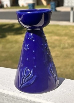 Jarrón de cerámica azul cobalto flor azafrán forzando flor iniciador en relieve aproximadamente 5”H Foto 1 de 4