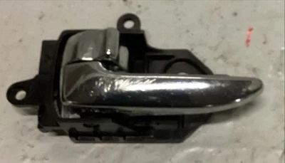 02-06 INFINITI Q45 MAÇANETA INTERNA LATERAL ESQUERDA DRIVER FRONTAL FABRICANTE DE EQUIPAMENTO ORIGINAL - Imagem 1 de 2