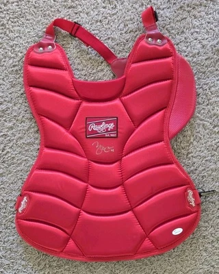 Protector de pecho autografiado Yadier Molina Foto 1 de 3