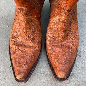 Back At The Ranch 7.5C Saddle 12" Tooled a mano 5/8" Box Toe Botas Western - Imagen 1 de 24