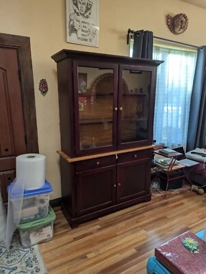 mueble curio todo madera caoba con luz funcional Foto 1 de 4