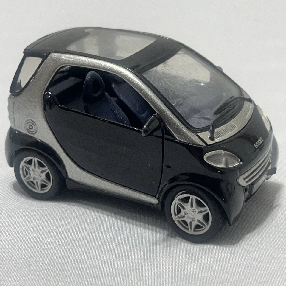 MAISTO SMART Car FOR TWO CITY COUPE 1/33 SCALE SILVER & BLACK PULLBACK Vehicle - Image 1 of 4