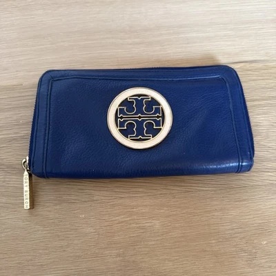 Carteira TORY BURCH couro azul seixo com zíper ao redor envelope logotipo dourado boho - Imagem 1 de 4
