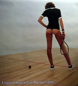 1980 Sexy Chica Pin Up Desnuda Exponerse a Racquetball Póster Antiguo Stock de Tienda - Imagen 1 de 1