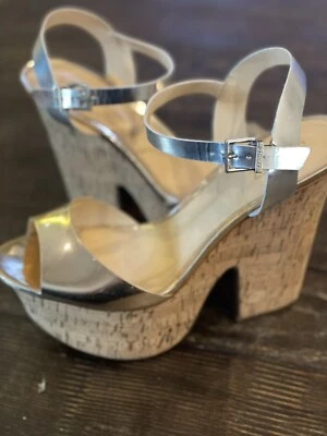 Sandalias de tacón de plataforma Shutz metálicas doradas y plateadas talla 10 con tacón de cuña de corcho Foto 1 de 4