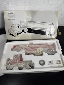 First Gear 19-1915 1:34 MobilGas Truck Tractor & Tank Trailer Mack B-61 Mint - Picture 1 of 11