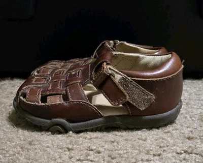 Коричневые рыбацкие сандалии Stride Rite Harper для мальчиков размер 5 ширина  - Изображение 1 из 4