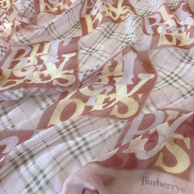 Bufanda de seda Burberrys 33 pulgadas logotipo cuadros rosa beige accesorio elegante Foto 1 de 4