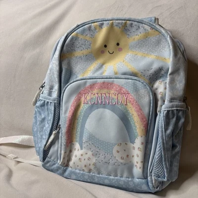 Pottery Barn Mackenzie Sunny Rainbow 小号背包“Kennedy”Monogram — 第 1/4 张图片