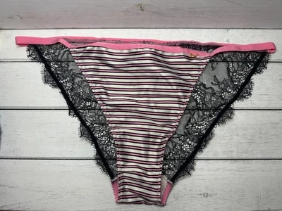 NUEVO CON ETIQUETAS Victoria's Secret Satén Tanga Descarada Panty Rayas Rosa • Encaje Espalda GRANDE Foto 1 de 4