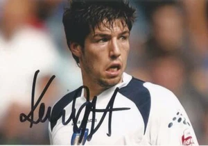 COLCHESTER UNITED: KEMAL IZZET SIGNED 6x4 ACTION PHOTO+COA - Picture 1 of 1