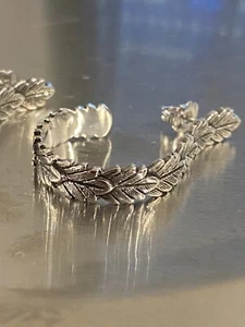 Vintage AVON Silver Tone LAUREL LEAF Hoop Pierced  Earrings Vintage - Picture 1 of 3