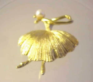 Broche prendedor bailarina de ballet tono dorado con perla sintética cepillada bonito diseño sin firmar - Imagen 1 de 5