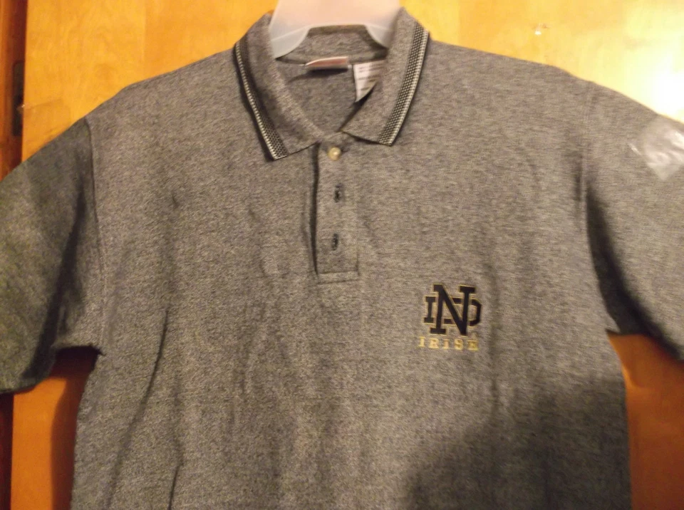 CAMISA POLO DE 3 BOTONES COLOR GRIS ACTIVO NUEVA PARA HOMBRE con LOGOTIPO NOTRA DAME Foto 1 de 1