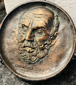 Placa de pared Hipócrates de colección con acabado de bronce - publicidad Johnson & Johnson 1962 - Imagen 1 de 10