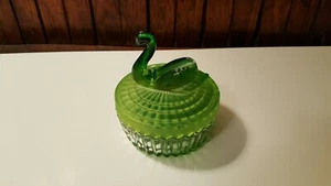 Antiguo plato cubierto de cisne de vidrio de la depresión verde joyería baratijas de caramelo - Imagen 1 de 6